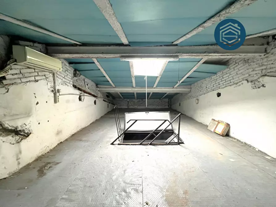 Immagine 16 di Negozio in vendita  in Via Vittorio Veneto 14 a Campi Bisenzio