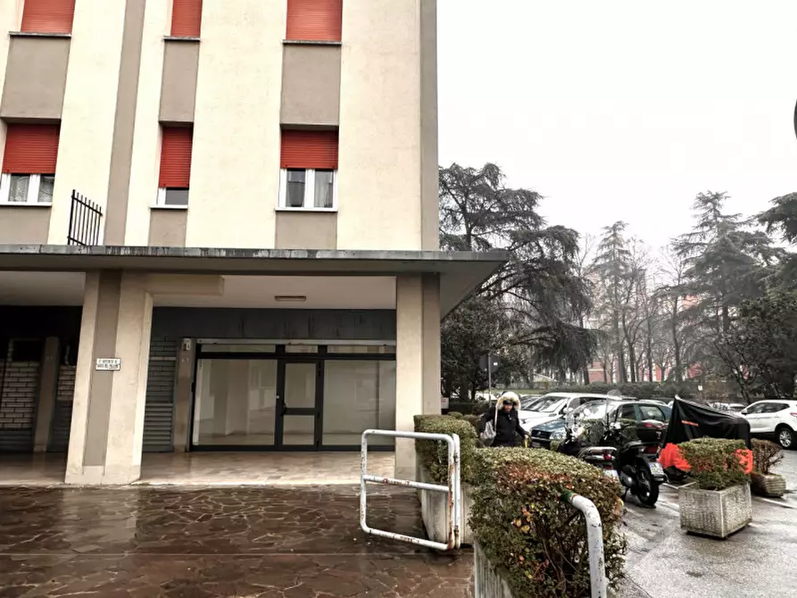 Immagine 1 di Negozio in vendita  in Via Filippo De Pisis a Bologna
