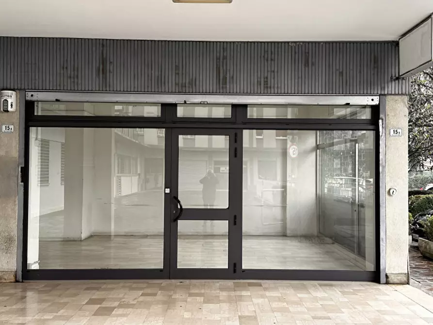 Immagine 2 di Negozio in vendita  in Via Filippo De Pisis a Bologna