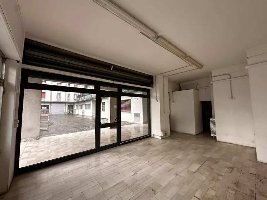 Immagine 8 di Negozio in vendita  in Via Filippo De Pisis a Bologna