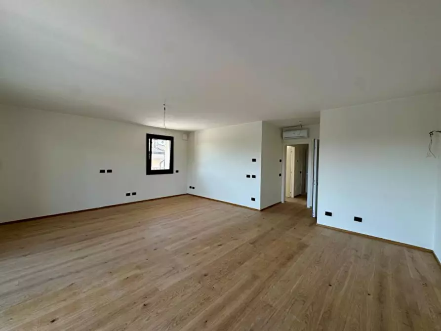 Immagine 11 di Appartamento in vendita  a Peschiera Del Garda