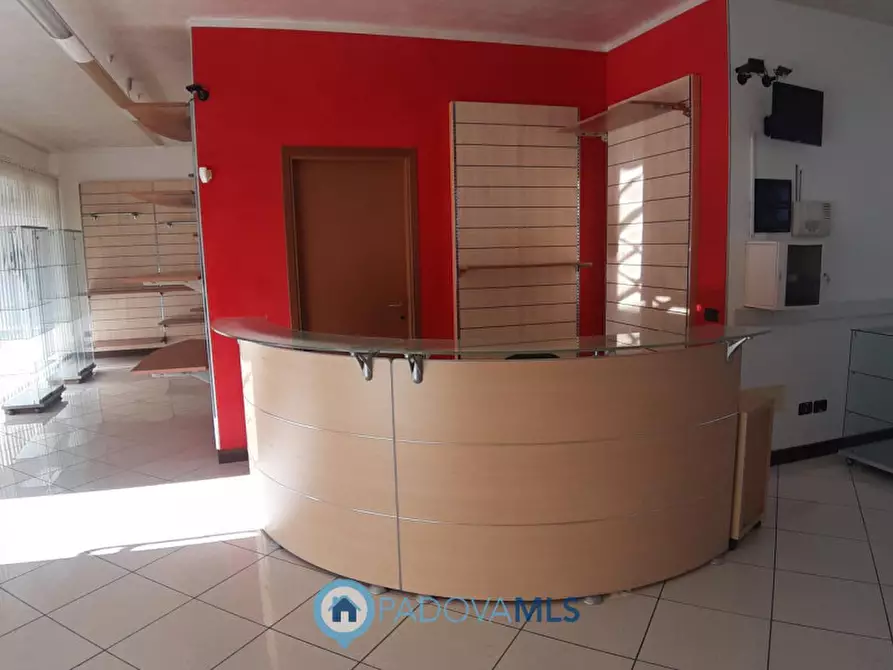 Immagine 1 di Negozio in vendita  in Piazza Aldo Moro, 2 a Solesino