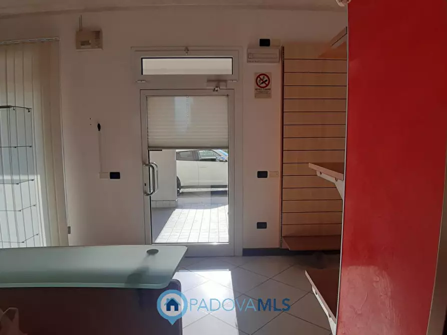 Immagine 3 di Negozio in vendita  in Piazza Aldo Moro, 2 a Solesino