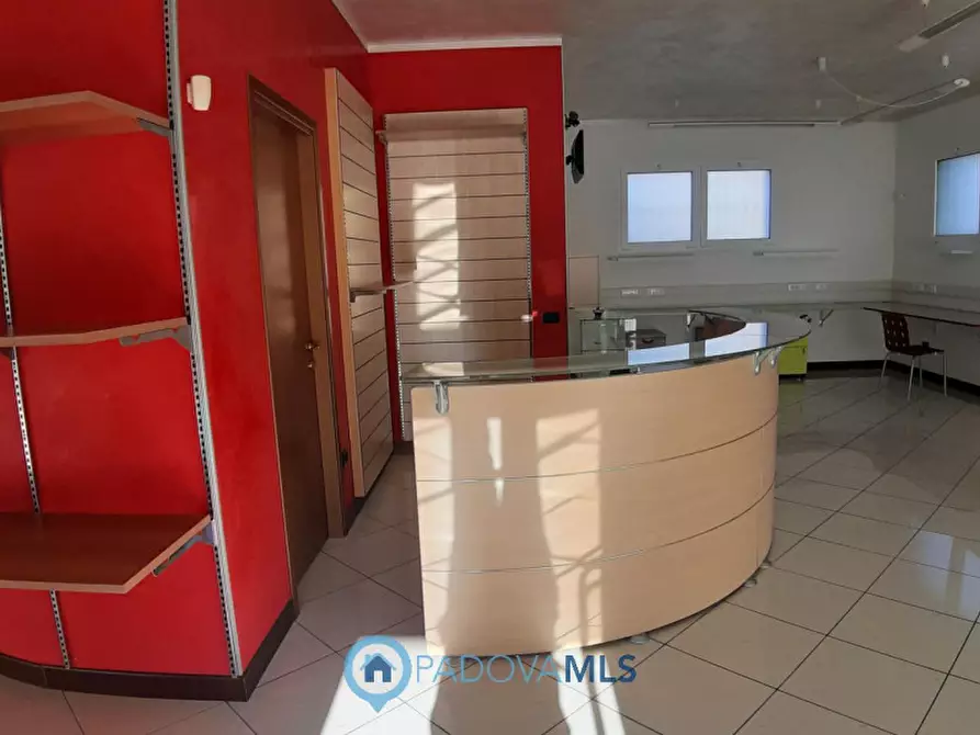 Immagine 9 di Negozio in vendita  in Piazza Aldo Moro, 2 a Solesino