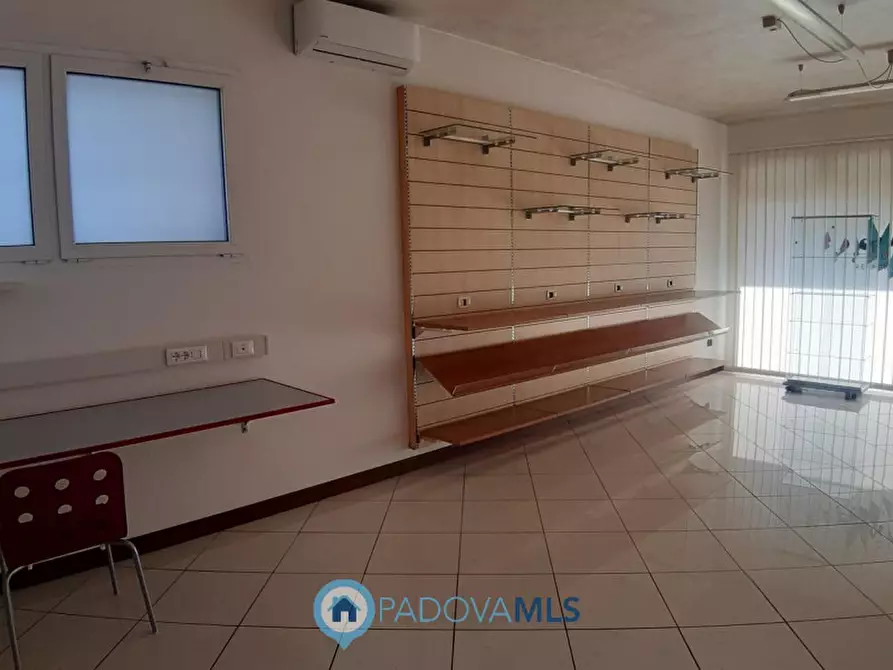 Immagine 10 di Negozio in vendita  in Piazza Aldo Moro, 2 a Solesino