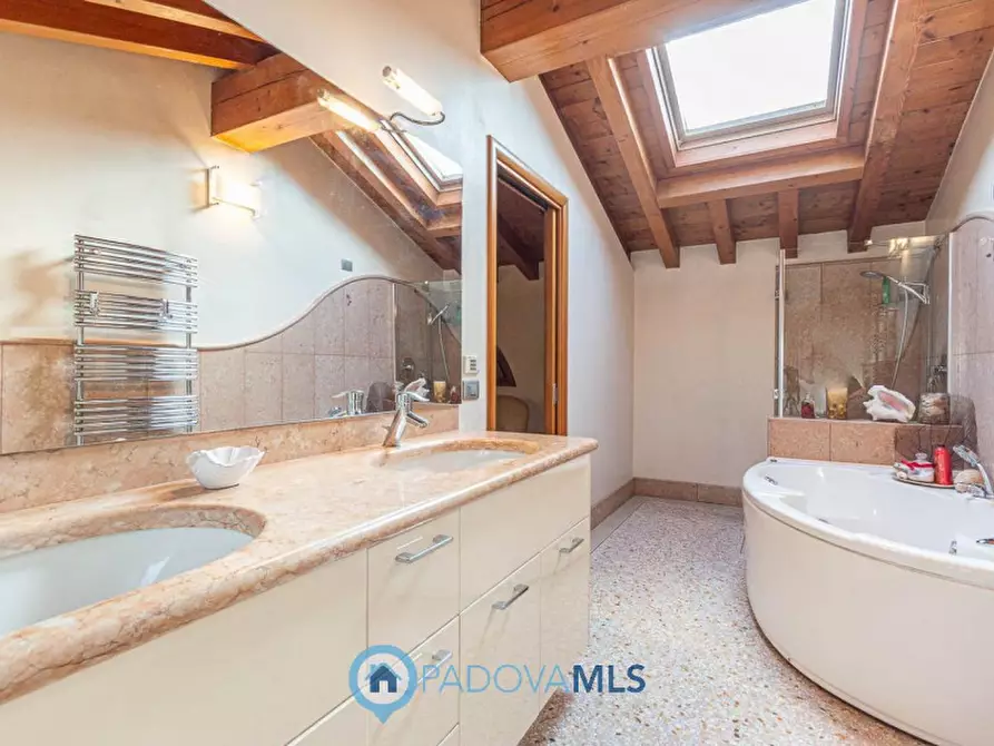 Immagine 34 di Villa in vendita  in Via Nespolaro a Rubano