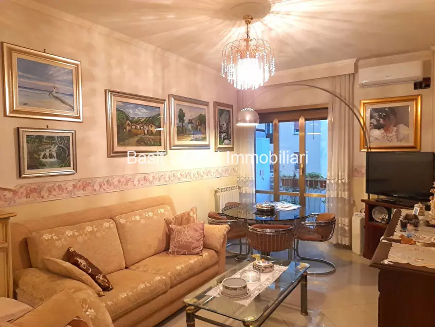 Immagine 2 di Appartamento in vendita  in Viale Guglielmo Marconi a Roma