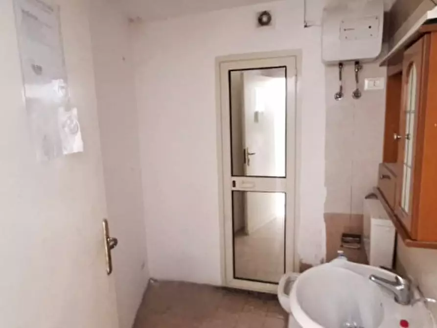 Immagine 15 di Attività commerciale in affitto  in Via Nino Bixio 8-10 a Palermo