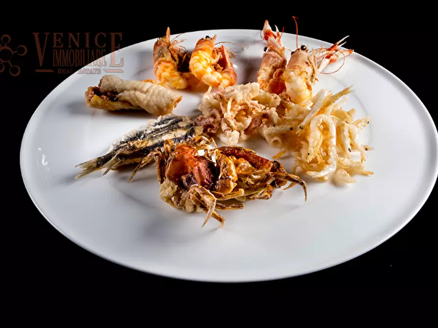 Immagine 2 di Attività commerciale in vendita  a Venezia