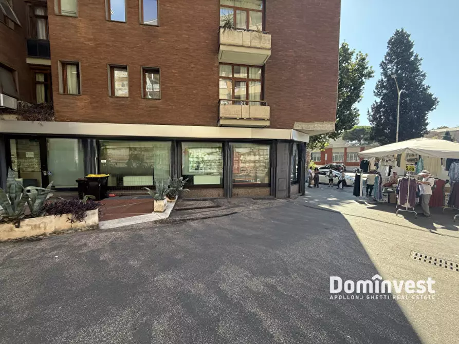 Immagine 2 di Negozio in vendita  in Via Giulio Venticinque a Roma