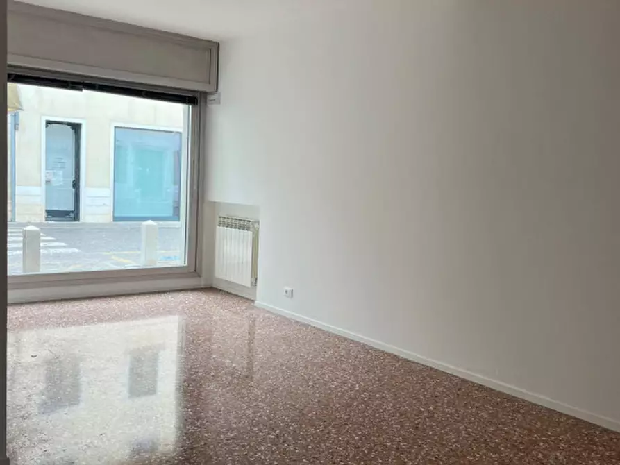 Immagine 1 di Negozio in affitto  in Borgo Pieve a Castelfranco Veneto
