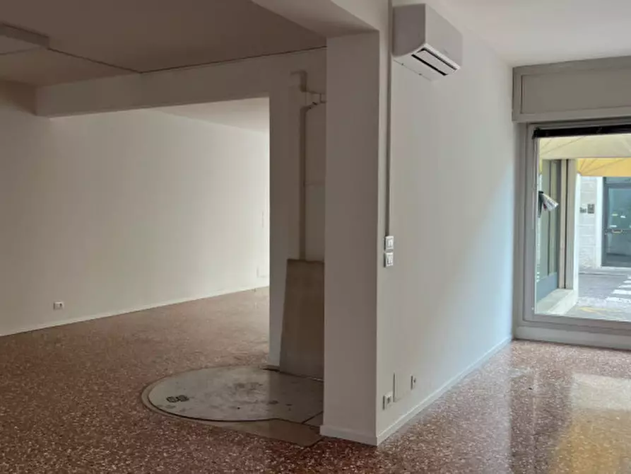 Immagine 4 di Negozio in affitto  in Borgo Pieve a Castelfranco Veneto