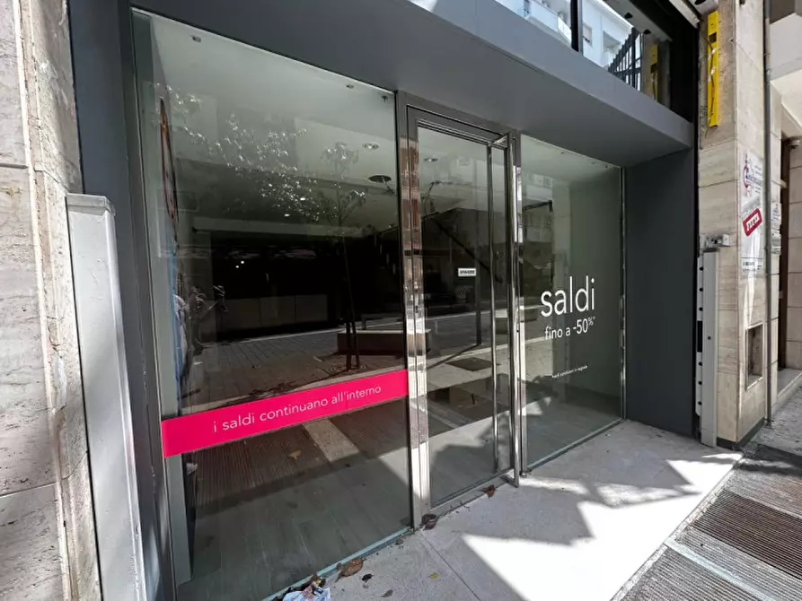 Immagine 2 di Negozio in affitto  in Viale Francesco Crispi, 21 a Andria