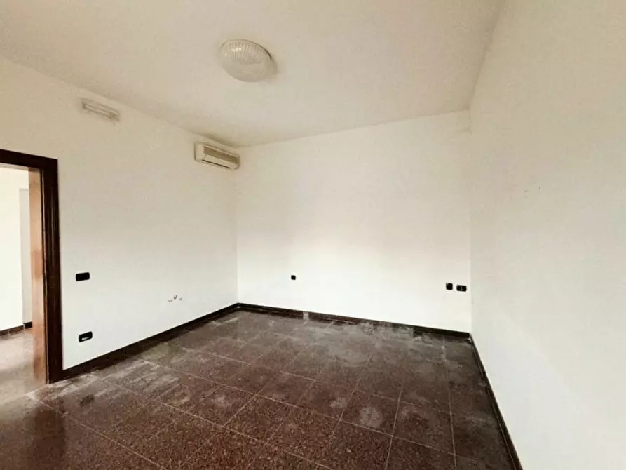 Immagine 2 di Negozio in affitto  in via giuseppe garibaldi a Villa Estense