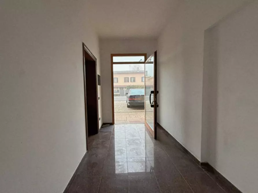 Immagine 3 di Negozio in affitto  in via giuseppe garibaldi a Villa Estense