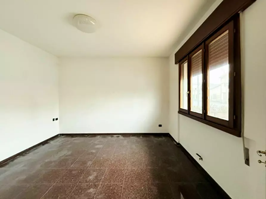 Immagine 4 di Negozio in affitto  in via giuseppe garibaldi a Villa Estense