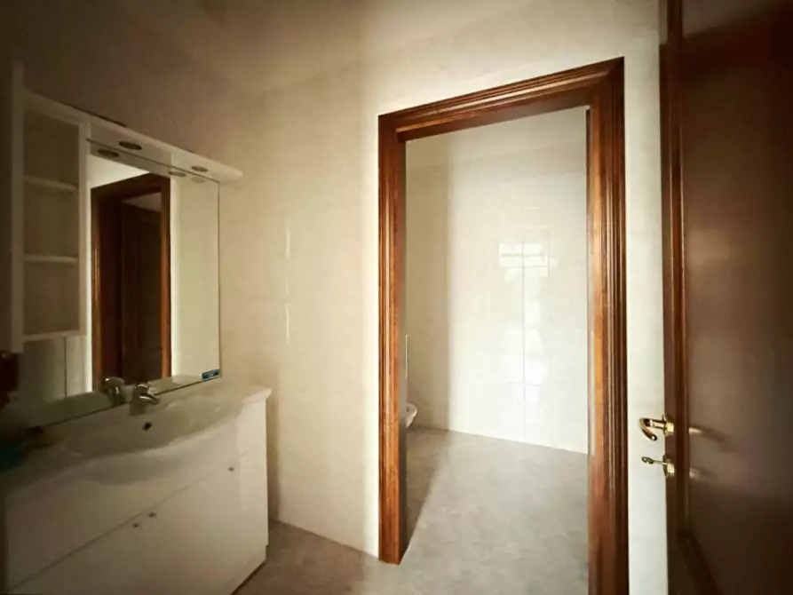 Immagine 5 di Negozio in affitto  in via giuseppe garibaldi a Villa Estense