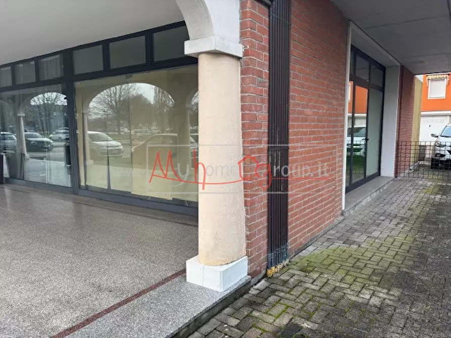 Immagine 4 di Negozio in affitto  a Selvazzano Dentro