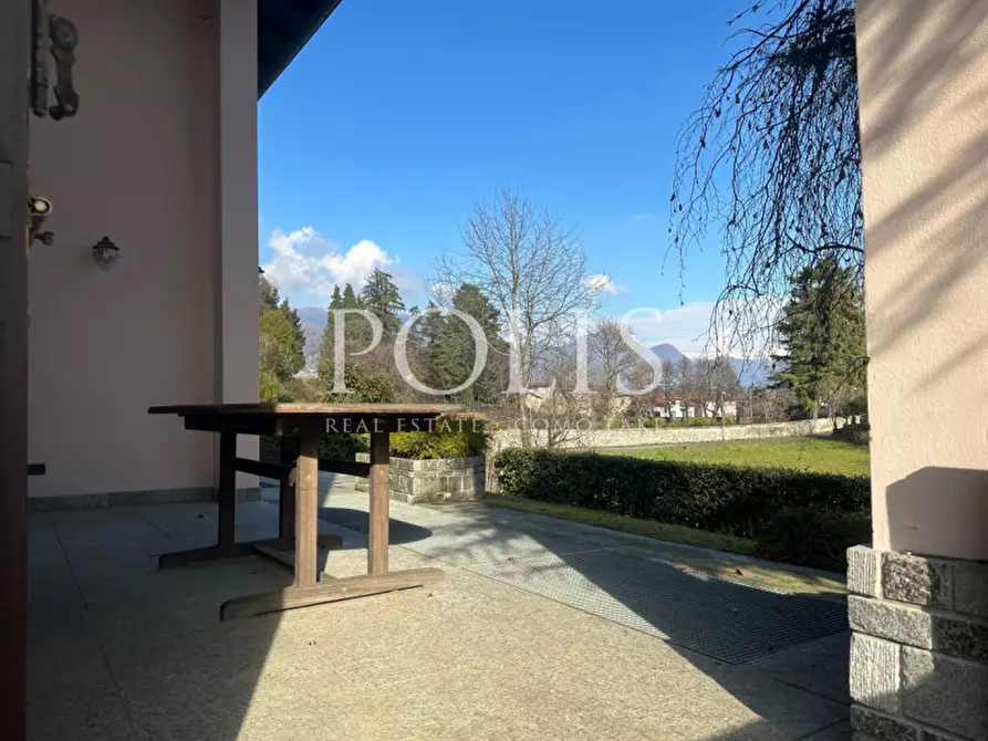 Immagine 11 di Villa in vendita  a Albavilla