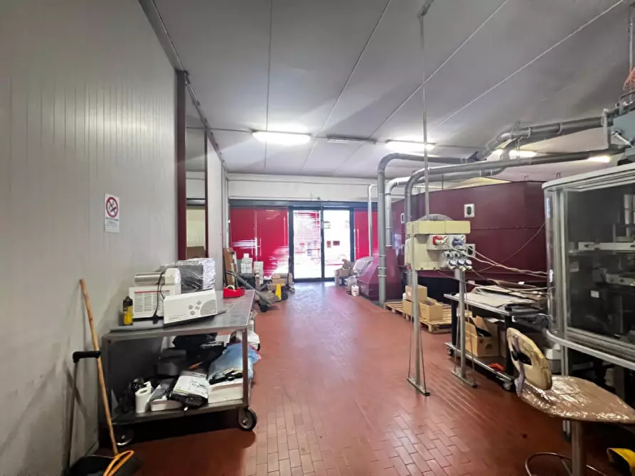 Immagine 2 di Attività commerciale in vendita  in Via Lonato a Castiglione Delle Stiviere