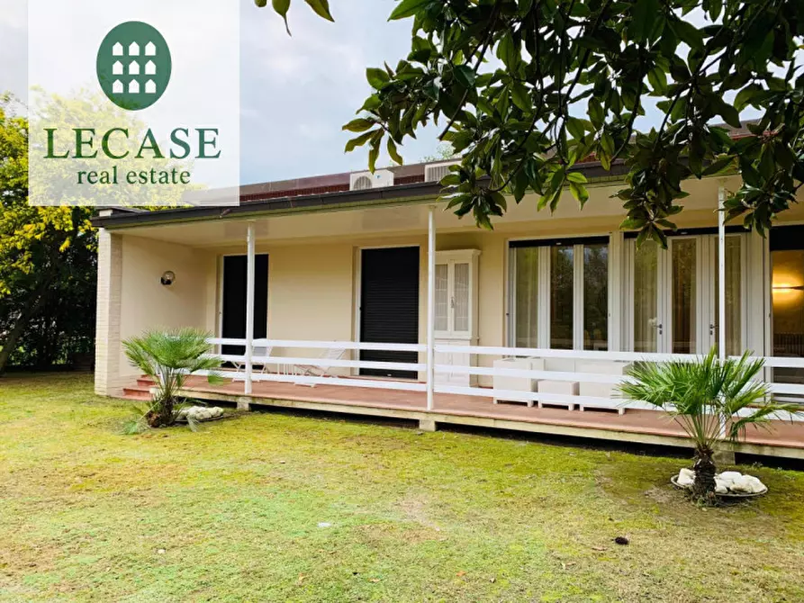 Immagine 1 di Villa in affitto  in Via Versilia a Forte Dei Marmi