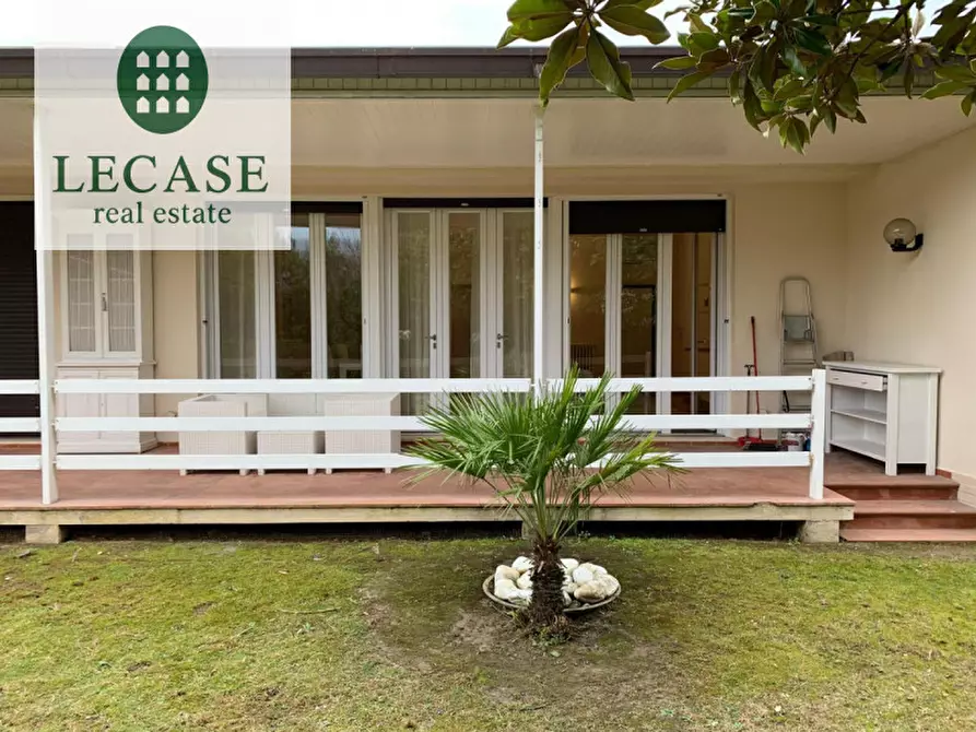 Immagine 2 di Villa in affitto  in Via Versilia a Forte Dei Marmi