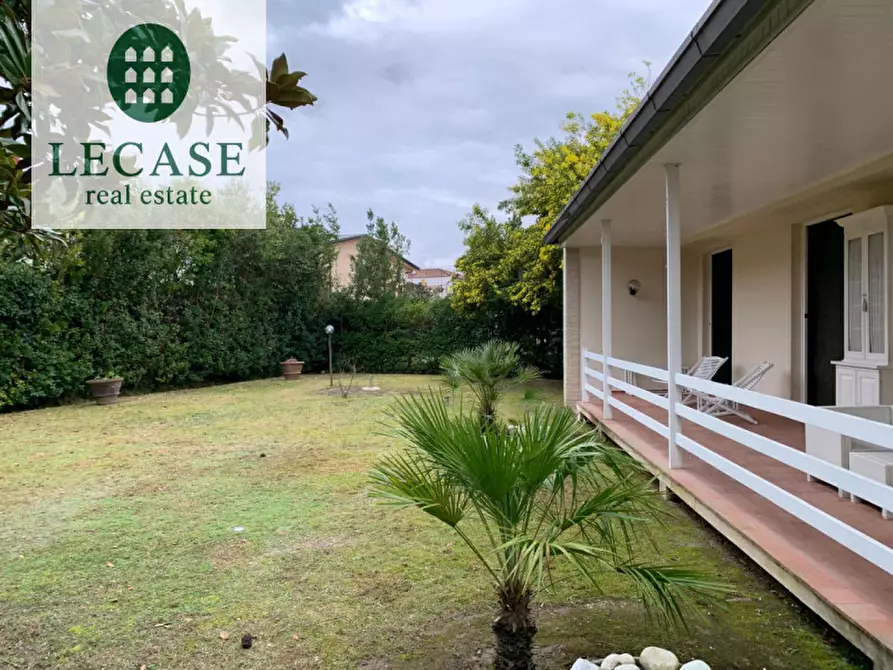 Immagine 4 di Villa in affitto  in Via Versilia a Forte Dei Marmi