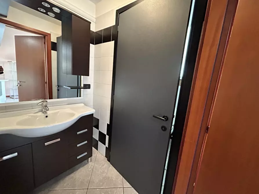 Immagine 14 di Negozio in affitto  in VIA LEVICO a Mestrino