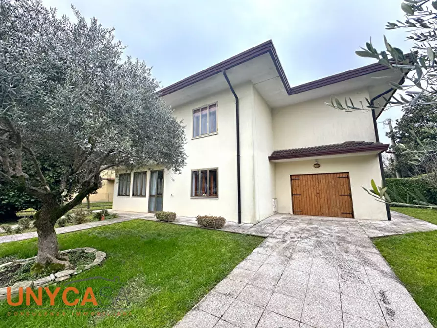 Immagine 1 di Casa indipendente in vendita  a Selvazzano Dentro