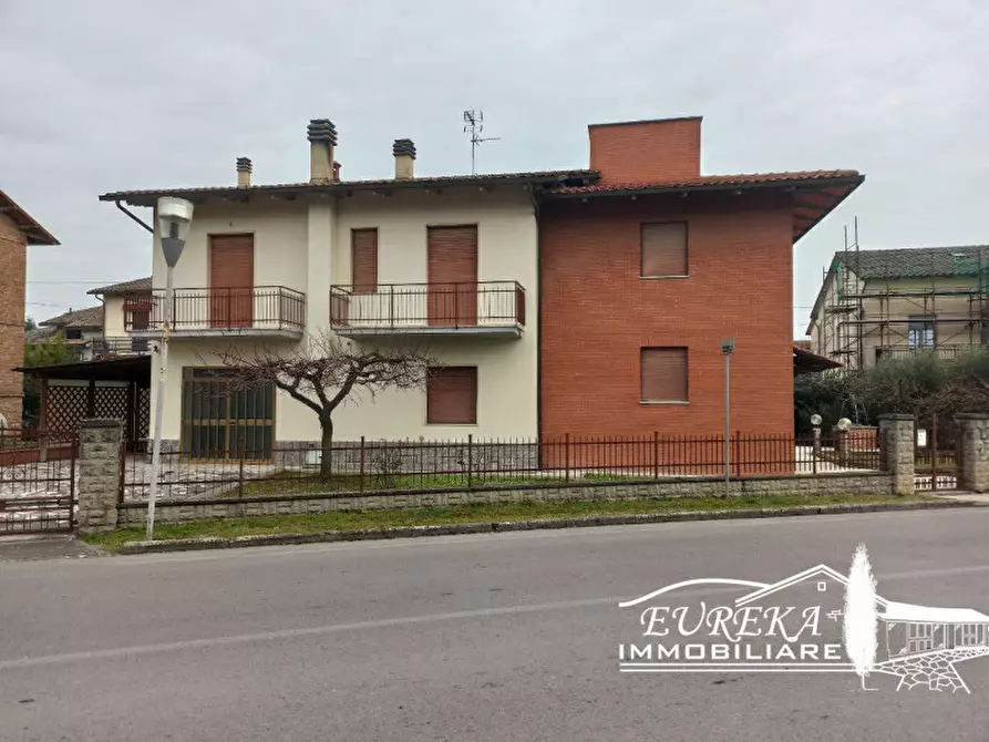 Immagine 2 di Casa bifamiliare in vendita  in Via Bruno Buozzi a Castiglione Del Lago