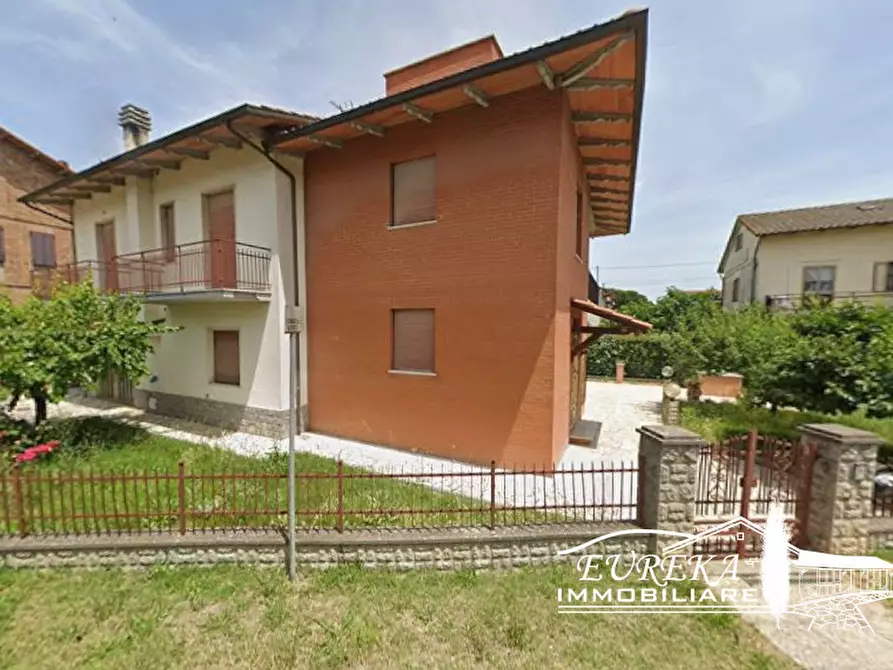 Immagine 4 di Casa bifamiliare in vendita  in Via Bruno Buozzi a Castiglione Del Lago