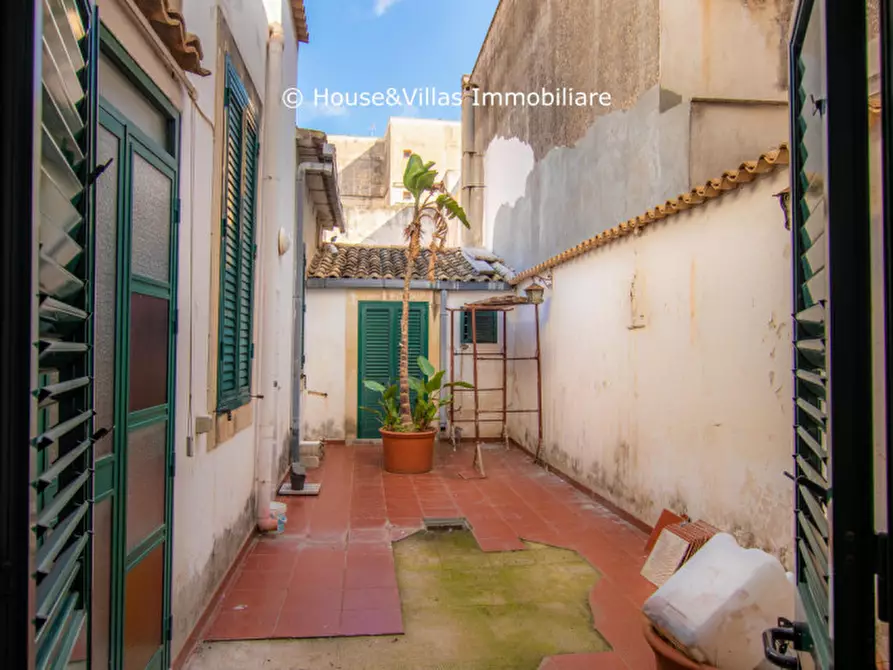 Immagine 13 di Palazzo in vendita  in Via Ruggero Settimo a Avola