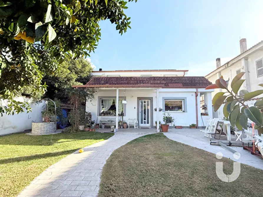 Immagine 1 di Villa in vendita  in Via Pier Alessandro Guglielm a Roma