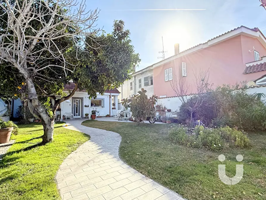 Immagine 2 di Villa in vendita  in Via Pier Alessandro Guglielm a Roma