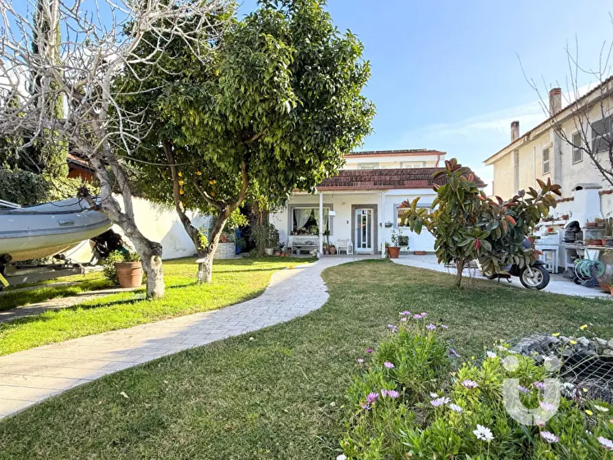 Immagine 3 di Villa in vendita  in Via Pier Alessandro Guglielm a Roma