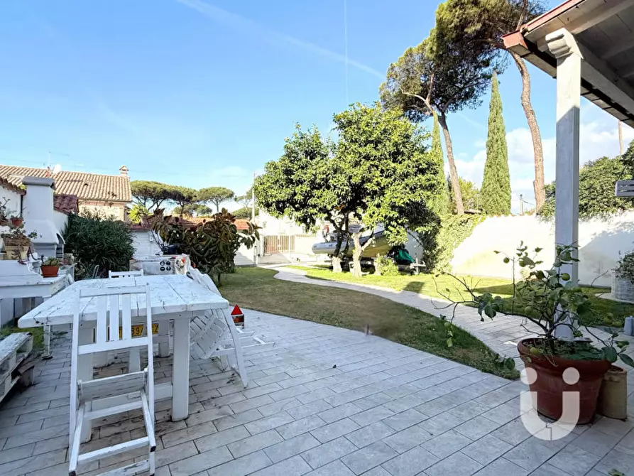 Immagine 4 di Villa in vendita  in Via Pier Alessandro Guglielm a Roma