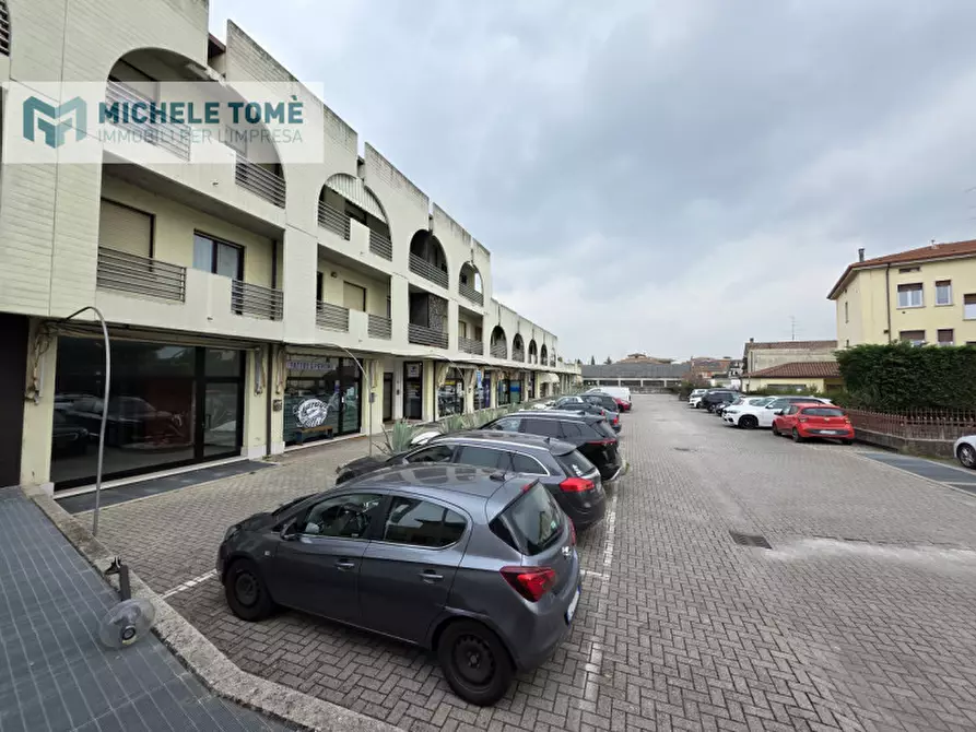 Immagine 1 di Negozio in affitto  in Via Valpolicella a San Pietro In Cariano