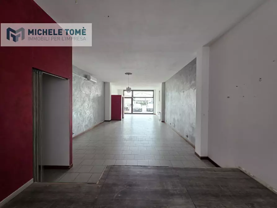 Immagine 2 di Negozio in affitto  in Via Valpolicella a San Pietro In Cariano