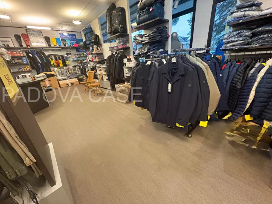 Immagine 12 di Negozio in vendita  in Via Romana Aponense a Padova