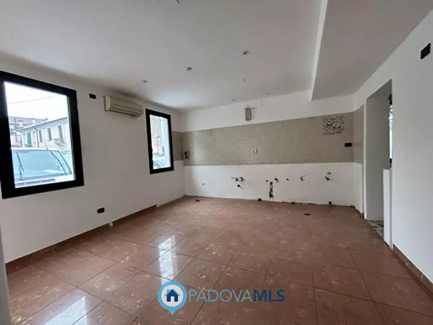 Immagine 4 di Negozio in vendita  a Padova