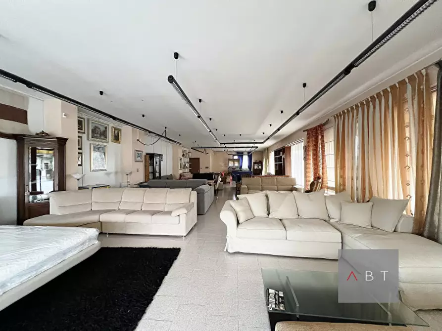 Immagine 1 di Negozio in affitto  a Loreggia