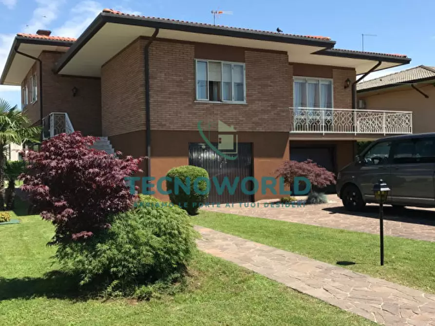 Immagine 1 di Casa indipendente in vendita  in Via dei Quartieri a Thiene
