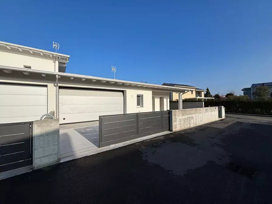 Immagine 1 di Casa bifamiliare in vendita  a Pordenone