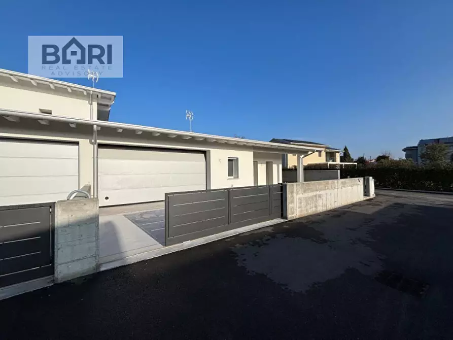 Immagine 1 di Casa bifamiliare in vendita  a Pordenone