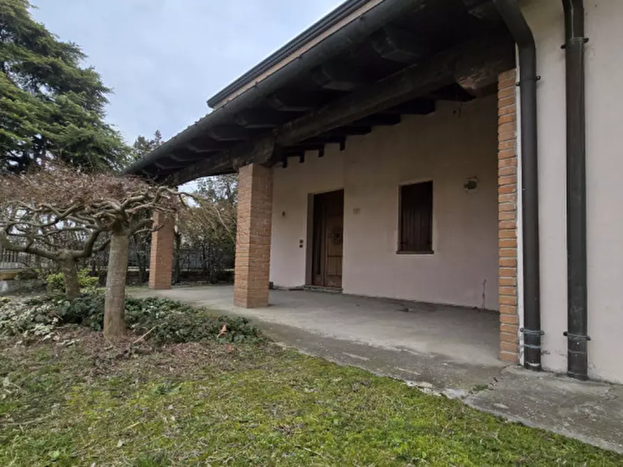 Immagine 2 di Casa bifamiliare in vendita  in Via Quattro Novembre a Solesino