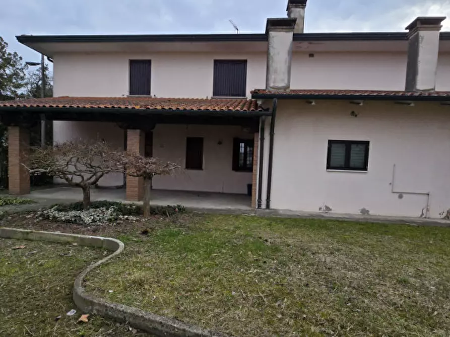 Immagine 3 di Casa bifamiliare in vendita  in Via Quattro Novembre a Solesino