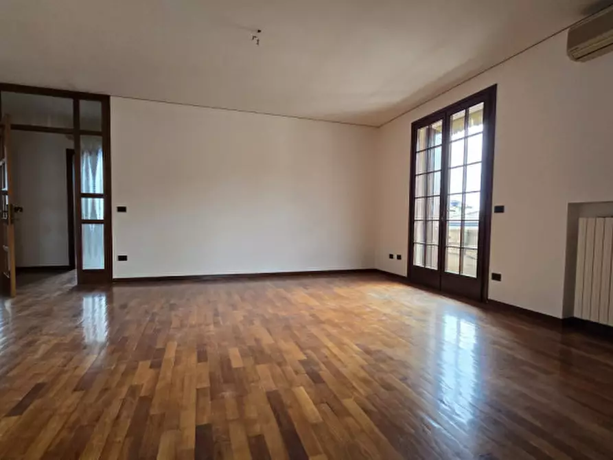 Immagine 5 di Casa bifamiliare in vendita  in Via Quattro Novembre a Solesino