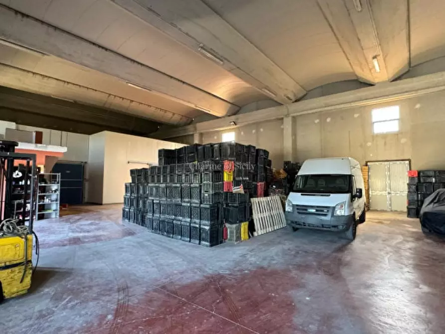 Immagine 19 di Capannone industriale in vendita  a Giarratana