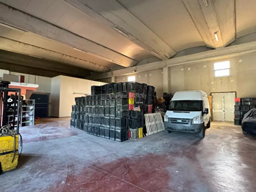 Immagine 25 di Capannone industriale in affitto  a Giarratana