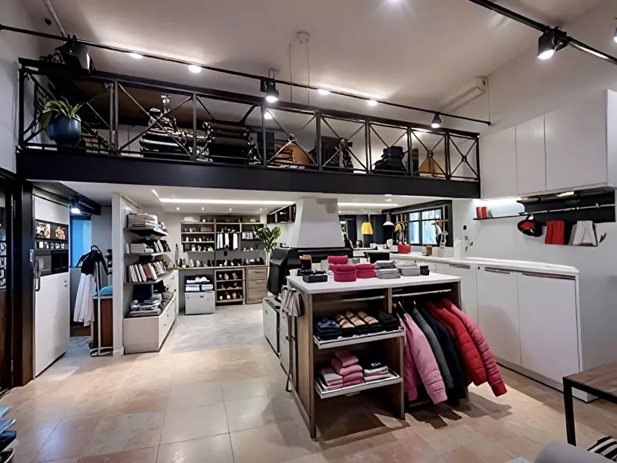 Immagine 2 di Negozio in vendita  in Via Romanina 15 a Castelfranco Veneto